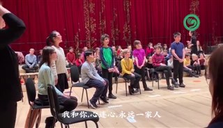 英国苏格兰中小学孔子课堂学生用中英文演唱《我和你》为中国加油.mp4